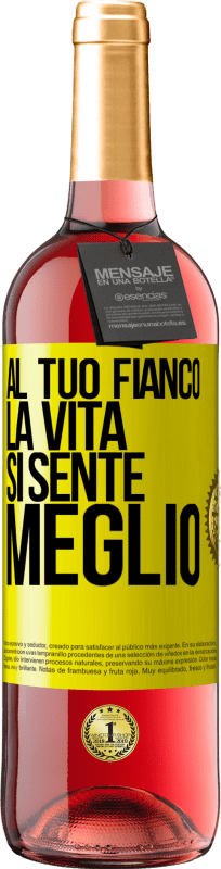 29,95 € Spedizione Gratuita | Vino rosato Edizione ROSÉ Al tuo fianco la vita si sente meglio Etichetta Gialla. Etichetta personalizzabile Vino giovane Raccogliere 2025 Tempranillo