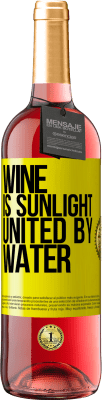 29,95 € Бесплатная доставка | Розовое вино Издание ROSÉ Вино - это солнечный свет, объединенный водой Желтая этикетка. Настраиваемая этикетка Молодое вино Урожай 2023 Tempranillo