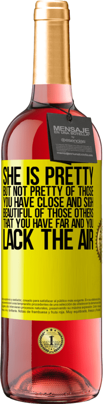 29,95 € 送料無料 | ロゼワイン ROSÉエディション 彼女は美しいしかし、あなたが近くにいてため息をついている人たちのことではありません。あなたが遠くにいて、空気が足りない、それらの他の人の美しい 黄色のラベル. カスタマイズ可能なラベル 若いワイン 収穫 2025 Tempranillo