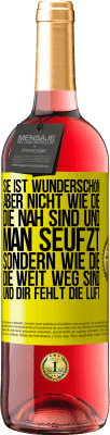 29,95 € Kostenloser Versand | Roséwein ROSÉ Ausgabe Sie ist wunderschön. Aber nicht wie die, die nah sind und man seufzt. Sondern wie die, die weit weg sind und dir fehlt die Luft Gelbes Etikett. Anpassbares Etikett Junger Wein Ernte 2024 Tempranillo