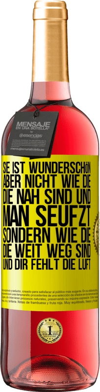 29,95 € Kostenloser Versand | Roséwein ROSÉ Ausgabe Sie ist wunderschön. Aber nicht wie die, die nah sind und man seufzt. Sondern wie die, die weit weg sind und dir fehlt die Luft Gelbes Etikett. Anpassbares Etikett Junger Wein Ernte 2025 Tempranillo