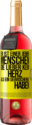 29,95 € Kostenloser Versand | Roséwein ROSÉ Ausgabe Er ist einer jener Menschen, die lieber kein Herz als ein Gebrochenes haben Gelbes Etikett. Anpassbares Etikett Junger Wein Ernte 2024 Tempranillo