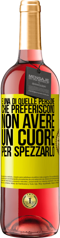 29,95 € Spedizione Gratuita | Vino rosato Edizione ROSÉ È una di quelle persone che preferiscono non avere un cuore per spezzarlo Etichetta Gialla. Etichetta personalizzabile Vino giovane Raccogliere 2024 Tempranillo