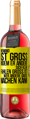 29,95 € Kostenloser Versand | Roséwein ROSÉ Ausgabe Niemand ist groß, indem er andere sich klein fühlen Groß ist, wer andere groß machen kann Gelbes Etikett. Anpassbares Etikett Junger Wein Ernte 2024 Tempranillo