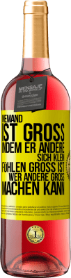 29,95 € Kostenloser Versand | Roséwein ROSÉ Ausgabe Niemand ist groß, indem er andere sich klein fühlen Groß ist, wer andere groß machen kann Gelbes Etikett. Anpassbares Etikett Junger Wein Ernte 2025 Tempranillo