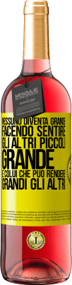 29,95 € Spedizione Gratuita | Vino rosato Edizione ROSÉ Nessuno diventa grande facendo sentire gli altri piccoli. Grande è colui che può rendere grandi gli altri Etichetta Gialla. Etichetta personalizzabile Vino giovane Raccogliere 2024 Tempranillo