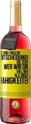 29,95 € Kostenloser Versand | Roséwein ROSÉ Ausgabe Es sind unsere Entscheidungen die zeigen, wer wir sind, viel mehr als unsere Fähigkeiten Gelbes Etikett. Anpassbares Etikett Junger Wein Ernte 2023 Tempranillo