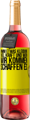 29,95 € Kostenloser Versand | Roséwein ROSÉ Ausgabe Nimm etwas Kleidung, viel Kraft und Wein. Wir kommen schaffen es Gelbes Etikett. Anpassbares Etikett Junger Wein Ernte 2024 Tempranillo