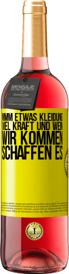 29,95 € Kostenloser Versand | Roséwein ROSÉ Ausgabe Nimm etwas Kleidung, viel Kraft und Wein. Wir kommen schaffen es Gelbes Etikett. Anpassbares Etikett Junger Wein Ernte 2025 Tempranillo