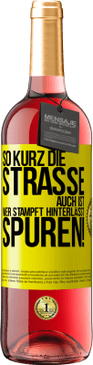 29,95 € Kostenloser Versand | Roséwein ROSÉ Ausgabe So kurz die Straße auch ist, wer stampft hinterlässt Spuren! Gelbes Etikett. Anpassbares Etikett Junger Wein Ernte 2024 Tempranillo