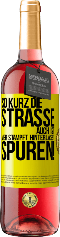 29,95 € Kostenloser Versand | Roséwein ROSÉ Ausgabe So kurz die Straße auch ist, wer stampft hinterlässt Spuren! Gelbes Etikett. Anpassbares Etikett Junger Wein Ernte 2024 Tempranillo