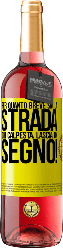 29,95 € Spedizione Gratuita | Vino rosato Edizione ROSÉ Per quanto breve sia la strada. Chi calpesta, lascia un segno! Etichetta Gialla. Etichetta personalizzabile Vino giovane Raccogliere 2024 Tempranillo