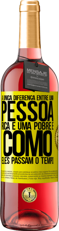 29,95 € Envio grátis | Vinho rosé Edição ROSÉ A única diferença entre uma pessoa rica e uma pobre é como eles passam o tempo Etiqueta Amarela. Etiqueta personalizável Vinho jovem Colheita 2025 Tempranillo