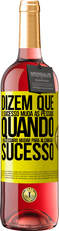 29,95 € Envio grátis | Vinho rosé Edição ROSÉ Dizem que o sucesso muda as pessoas, quando é necessário mudar para alcançar o sucesso Etiqueta Amarela. Etiqueta personalizável Vinho jovem Colheita 2025 Tempranillo