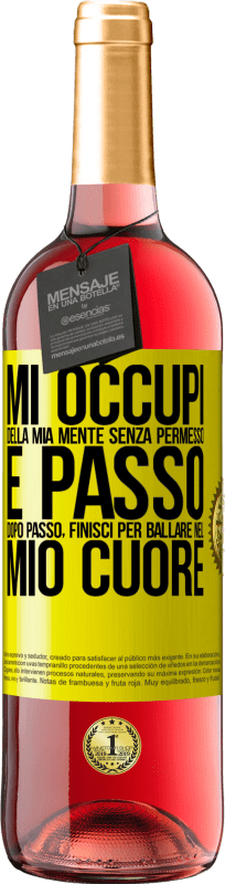 29,95 € Spedizione Gratuita | Vino rosato Edizione ROSÉ Mi occupi della mia mente senza permesso e passo dopo passo, finisci per ballare nel mio cuore Etichetta Gialla. Etichetta personalizzabile Vino giovane Raccogliere 2024 Tempranillo