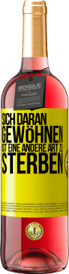 29,95 € Kostenloser Versand | Roséwein ROSÉ Ausgabe Sich daran gewöhnen ist eine andere Art zu sterben Gelbes Etikett. Anpassbares Etikett Junger Wein Ernte 2024 Tempranillo