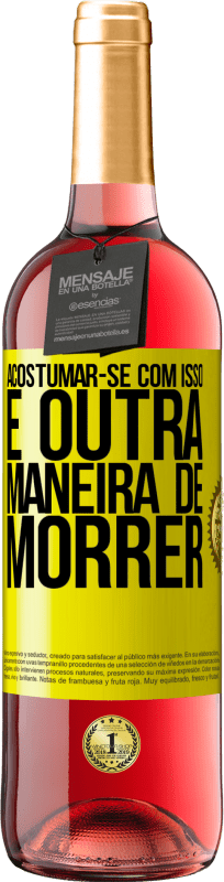 29,95 € Envio grátis | Vinho rosé Edição ROSÉ Acostumar-se com isso é outra maneira de morrer Etiqueta Amarela. Etiqueta personalizável Vinho jovem Colheita 2024 Tempranillo