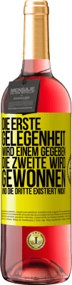 29,95 € Kostenloser Versand | Roséwein ROSÉ Ausgabe Die erste Gelegenheit wird einem gegeben, die Zweite wird gewonnen und die Dritte existiert nicht Gelbes Etikett. Anpassbares Etikett Junger Wein Ernte 2024 Tempranillo