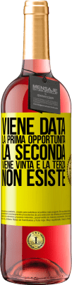 29,95 € Spedizione Gratuita | Vino rosato Edizione ROSÉ Viene data la prima opportunità, la seconda viene vinta e la terza non esiste Etichetta Gialla. Etichetta personalizzabile Vino giovane Raccogliere 2023 Tempranillo