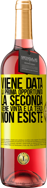 29,95 € Spedizione Gratuita | Vino rosato Edizione ROSÉ Viene data la prima opportunità, la seconda viene vinta e la terza non esiste Etichetta Gialla. Etichetta personalizzabile Vino giovane Raccogliere 2024 Tempranillo