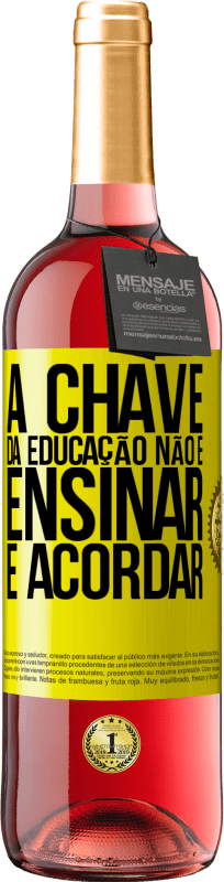 29,95 € Envio grátis | Vinho rosé Edição ROSÉ A chave da educação não é ensinar, é acordar Etiqueta Amarela. Etiqueta personalizável Vinho jovem Colheita 2024 Tempranillo