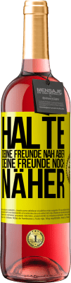 29,95 € Kostenloser Versand | Roséwein ROSÉ Ausgabe Halte deine Freunde nah aber deine Freunde noch näher Gelbes Etikett. Anpassbares Etikett Junger Wein Ernte 2023 Tempranillo