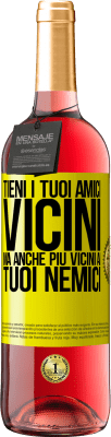 29,95 € Spedizione Gratuita | Vino rosato Edizione ROSÉ Tieni i tuoi amici vicini, ma anche più vicini ai tuoi nemici Etichetta Gialla. Etichetta personalizzabile Vino giovane Raccogliere 2024 Tempranillo