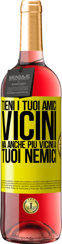 29,95 € Spedizione Gratuita | Vino rosato Edizione ROSÉ Tieni i tuoi amici vicini, ma anche più vicini ai tuoi nemici Etichetta Gialla. Etichetta personalizzabile Vino giovane Raccogliere 2024 Tempranillo