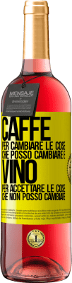 29,95 € Spedizione Gratuita | Vino rosato Edizione ROSÉ CAFFÈ per cambiare le cose che posso cambiare e VINO per accettare le cose che non posso cambiare Etichetta Gialla. Etichetta personalizzabile Vino giovane Raccogliere 2024 Tempranillo