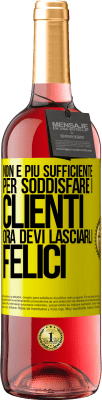 29,95 € Spedizione Gratuita | Vino rosato Edizione ROSÉ Non è più sufficiente per soddisfare i clienti. Ora devi lasciarli felici Etichetta Gialla. Etichetta personalizzabile Vino giovane Raccogliere 2023 Tempranillo