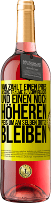 29,95 € Kostenloser Versand | Roséwein ROSÉ Ausgabe Man zahlt einen Preis, um seine Träume zu verwirklichen und einen noch höheren Preis, um am selben Ort zu bleiben Gelbes Etikett. Anpassbares Etikett Junger Wein Ernte 2025 Tempranillo