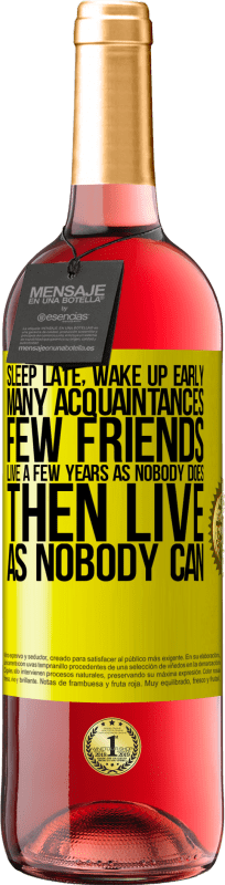 29,95 € 送料無料 | ロゼワイン ROSÉエディション 遅く寝て、早く起きてください。多くの知人、少数の友人。誰もいないように数年生き、それから誰もできないように生きる 黄色のラベル. カスタマイズ可能なラベル 若いワイン 収穫 2025 Tempranillo