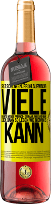 29,95 € Kostenloser Versand | Roséwein ROSÉ Ausgabe Spät schlafen, früh aufwachen. Viele Bekannte, wenige Freunde- Ein paar Jahre wie niemand leben, dann so leben wie niemand es ka Gelbes Etikett. Anpassbares Etikett Junger Wein Ernte 2024 Tempranillo