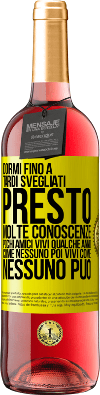 29,95 € Spedizione Gratuita | Vino rosato Edizione ROSÉ Dormi fino a tardi, svegliati presto. Molte conoscenze, pochi amici. Vivi qualche anno come nessuno, poi vivi come nessuno Etichetta Gialla. Etichetta personalizzabile Vino giovane Raccogliere 2024 Tempranillo