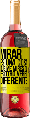 29,95 € Envío gratis | Vino Rosado Edición ROSÉ Mirar es una cosa. Que me mires tú es otro verbo diferente Etiqueta Amarilla. Etiqueta personalizable Vino joven Cosecha 2025 Tempranillo