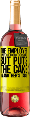 29,95 € Free Shipping | Rosé Wine ROSÉ Edition The employee brings the bread to his table, but puts the cake on another's table Yellow Label. Customizable label Young wine Harvest 2025 Tempranillo