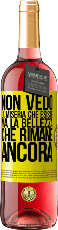 29,95 € Spedizione Gratuita | Vino rosato Edizione ROSÉ Non vedo la miseria che esiste ma la bellezza che rimane ancora Etichetta Gialla. Etichetta personalizzabile Vino giovane Raccogliere 2024 Tempranillo