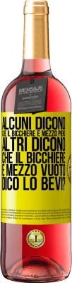 29,95 € Spedizione Gratuita | Vino rosato Edizione ROSÉ Alcuni dicono che il bicchiere è mezzo pieno, altri dicono che il bicchiere è mezzo vuoto. Dico lo bevi? Etichetta Gialla. Etichetta personalizzabile Vino giovane Raccogliere 2023 Tempranillo