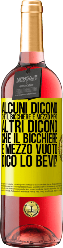 29,95 € Spedizione Gratuita | Vino rosato Edizione ROSÉ Alcuni dicono che il bicchiere è mezzo pieno, altri dicono che il bicchiere è mezzo vuoto. Dico lo bevi? Etichetta Gialla. Etichetta personalizzabile Vino giovane Raccogliere 2024 Tempranillo