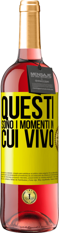 29,95 € Spedizione Gratuita | Vino rosato Edizione ROSÉ Questi sono i momenti in cui vivo Etichetta Gialla. Etichetta personalizzabile Vino giovane Raccogliere 2024 Tempranillo