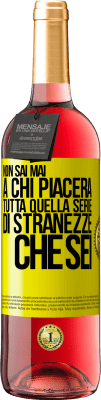 29,95 € Spedizione Gratuita | Vino rosato Edizione ROSÉ Non sai mai a chi piacerà tutta quella serie di stranezze che sei Etichetta Gialla. Etichetta personalizzabile Vino giovane Raccogliere 2025 Tempranillo