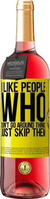 29,95 € 免费送货 | 桃红葡萄酒 ROSÉ版 我喜欢那些不会四处走动的人，只是跳过它们 黄色标签. 可自定义的标签 青年酒 收成 2025 Tempranillo