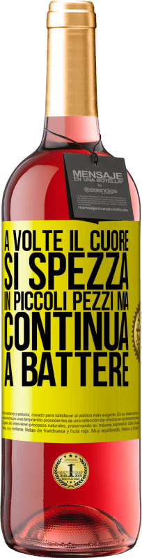 29,95 € Spedizione Gratuita | Vino rosato Edizione ROSÉ A volte il cuore si spezza in piccoli pezzi, ma continua a battere Etichetta Gialla. Etichetta personalizzabile Vino giovane Raccogliere 2024 Tempranillo