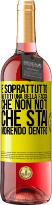 29,95 € Spedizione Gratuita | Vino rosato Edizione ROSÉ E soprattutto, mettiti una bella faccia, che non noti che stai morendo dentro Etichetta Gialla. Etichetta personalizzabile Vino giovane Raccogliere 2023 Tempranillo