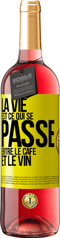 29,95 € Envoi gratuit | Vin rosé Édition ROSÉ La vie est ce qui se passe entre le café et le vin Étiquette Jaune. Étiquette personnalisable Vin jeune Récolte 2024 Tempranillo