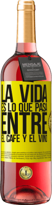 29,95 € Envío gratis | Vino Rosado Edición ROSÉ La vida es lo que pasa entre el café y el vino Etiqueta Amarilla. Etiqueta personalizable Vino joven Cosecha 2025 Tempranillo