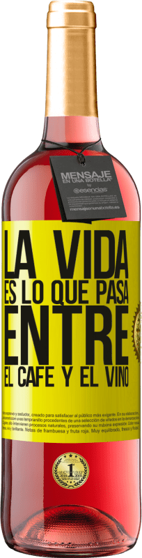 29,95 € Envío gratis | Vino Rosado Edición ROSÉ La vida es lo que pasa entre el café y el vino Etiqueta Amarilla. Etiqueta personalizable Vino joven Cosecha 2024 Tempranillo