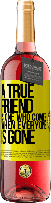 29,95 € Free Shipping | Rosé Wine ROSÉ Edition A true friend is one who comes when everyone is gone Yellow Label. Customizable label Young wine Harvest 2024 Tempranillo