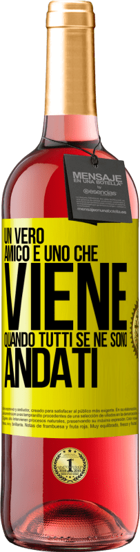 29,95 € Spedizione Gratuita | Vino rosato Edizione ROSÉ Un vero amico è uno che viene quando tutti se ne sono andati Etichetta Gialla. Etichetta personalizzabile Vino giovane Raccogliere 2024 Tempranillo