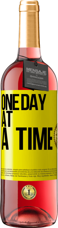 29,95 € Free Shipping | Rosé Wine ROSÉ Edition One day at a time Yellow Label. Customizable label Young wine Harvest 2024 Tempranillo